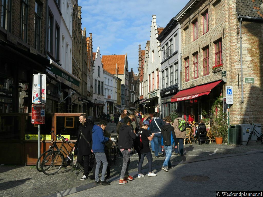 De Sint-Amandsstraat is een zijstraat van de Grote Markt. Tips: Een stedentrip naar Brugge.